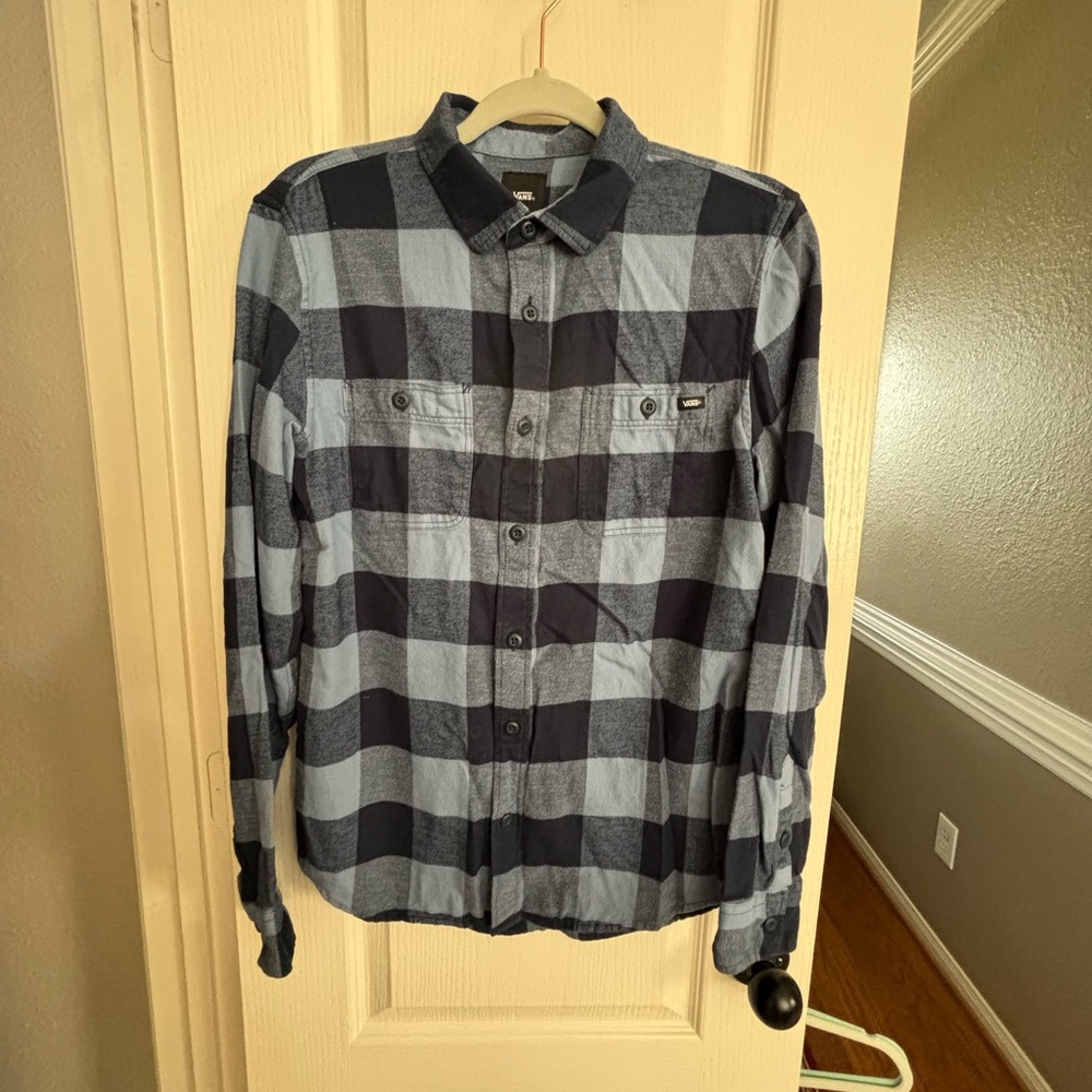 Vans flannel shirt.‎ Off-the-wall. Slim fit size small in like new condition.